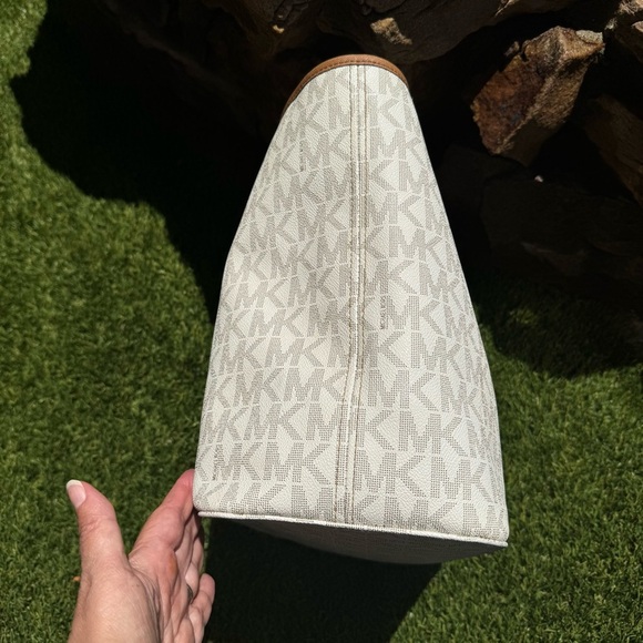 Michael Kors Met Center Stripe Carryall Tote in Vanilla/Gold - Picture 2 of 12